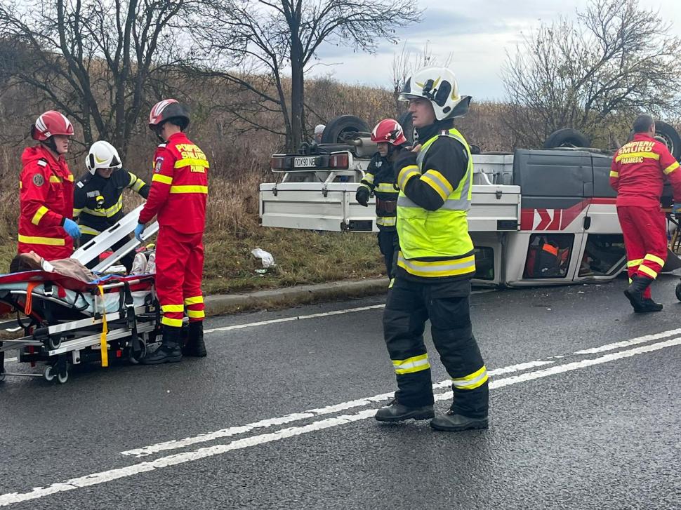 Trei eleve lovite din plin de o camionetă care s-a răsturnat, în Bistriţa. Şoferul, băut, ar fi încercat să evite un TIR 865734