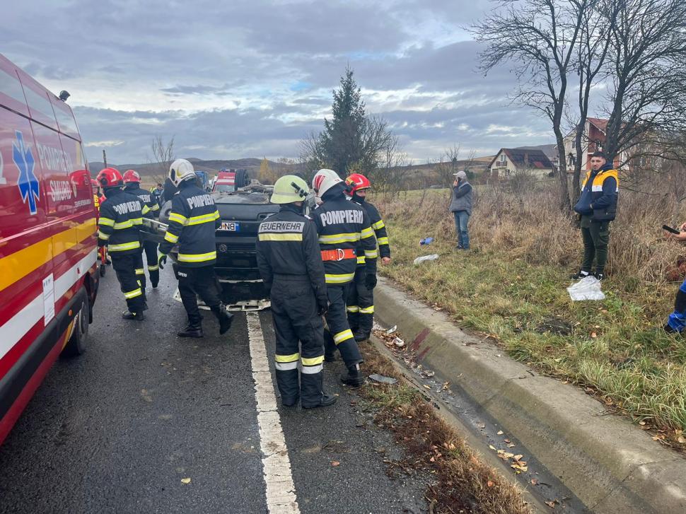 Trei eleve lovite din plin de o camionetă care s-a răsturnat, în Bistriţa. Şoferul, băut, ar fi încercat să evite un TIR 865735