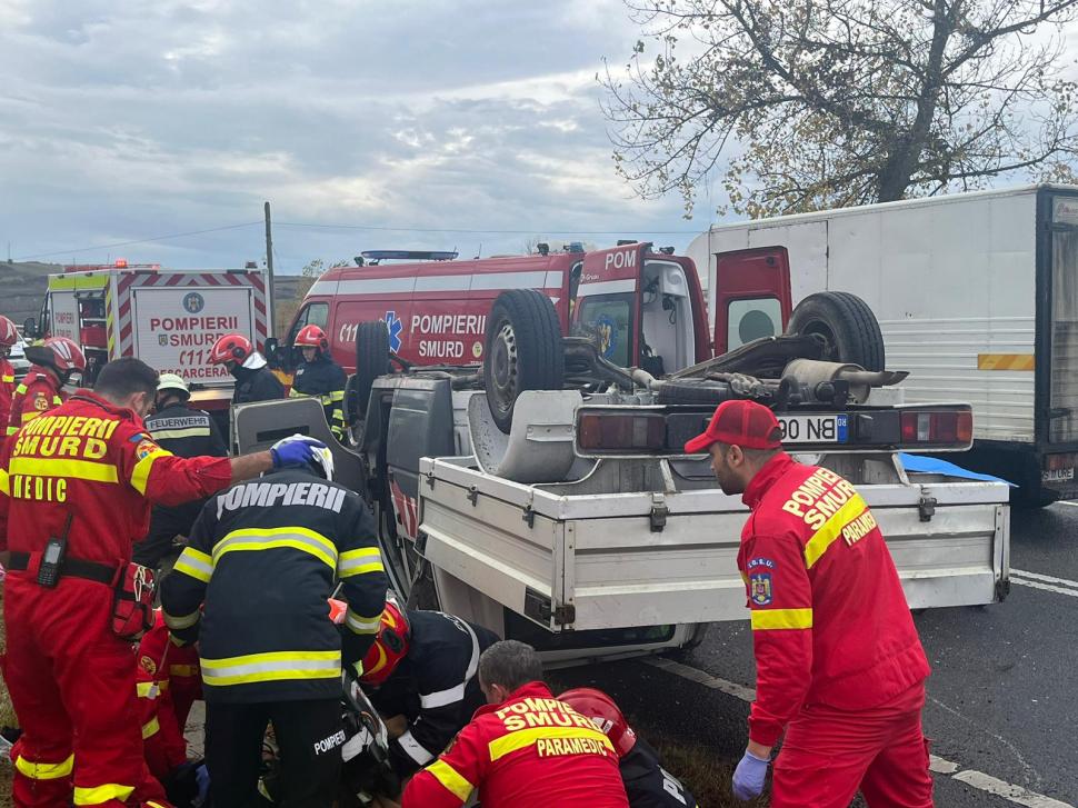 Trei eleve lovite din plin de o camionetă care s-a răsturnat, în Bistriţa. Şoferul, băut, ar fi încercat să evite un TIR 865736
