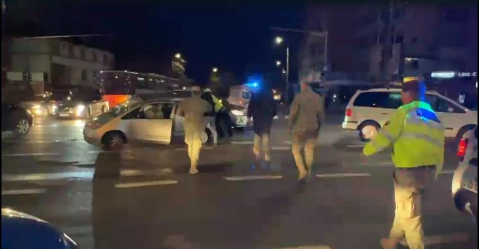 Un TAB al Armatei Române a distrus o mașină condusă de o femeie, care nu a acordat prioritate, în Iași 865683