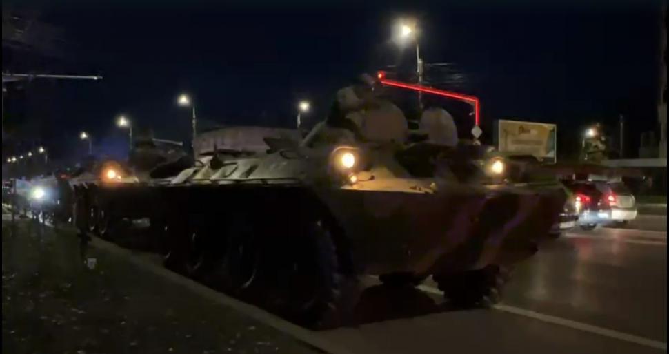 Un TAB al Armatei Române a distrus o mașină condusă de o femeie, care nu a acordat prioritate, în Iași 865684