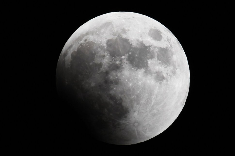 Eclipsă parțială de Lună, în noaptea de sâmbătă spre duminică. Ora la care începe fenomenul astronomic
