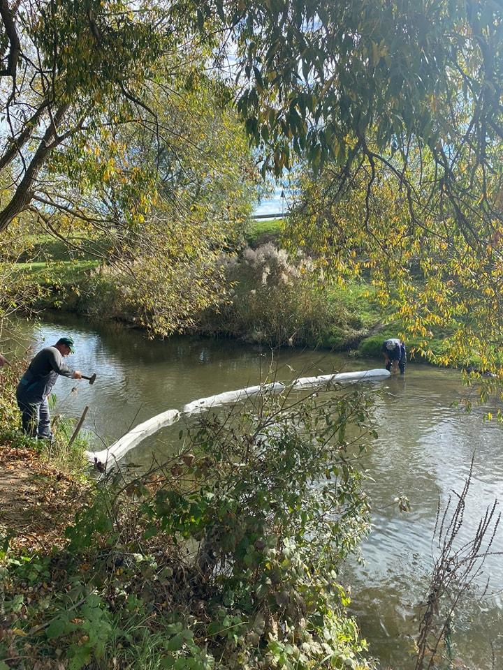 Râul Cibin din Sibiu a fost poluat cu produs petrolier | Anunţul făcut de Apele Române 865756
