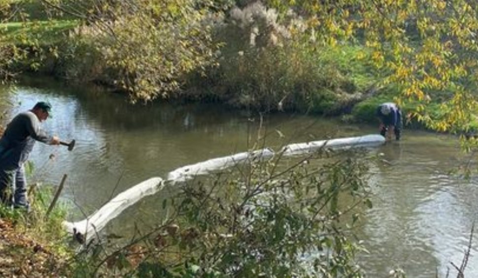 Râul Cibin din Sibiu a fost poluat cu produs petrolier | Anunţul făcut de Apele Române