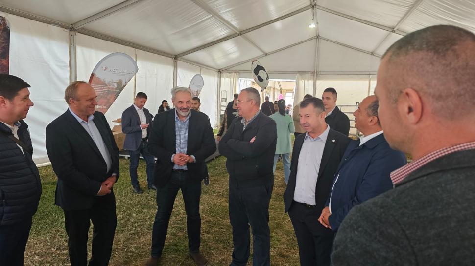 Nicolae Ciucă, vizită neanunţată la Târgul Indagra. Şeful PNL a discutat cu fermierii români 865890