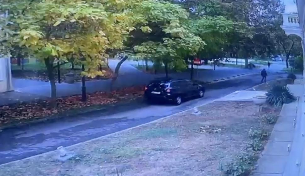 Prefectul de Olt, Mario De Mezzo, surprins în timp ce conducea pe contrasens mașina instituției 865978