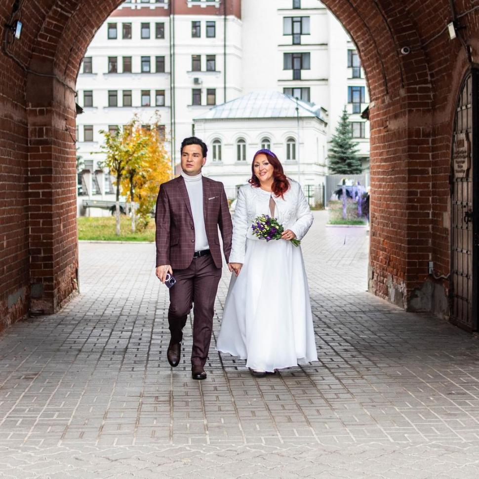 O femeie s-a căsătorit cu fiul ei adoptiv, cu 31 de ani mai tânăr decât ea 866038