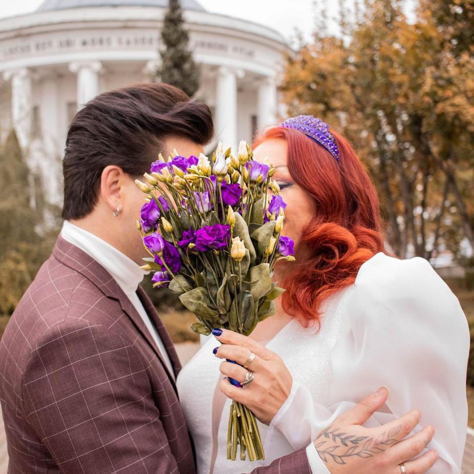 O femeie s-a căsătorit cu fiul ei adoptiv, cu 31 de ani mai tânăr decât ea 866039