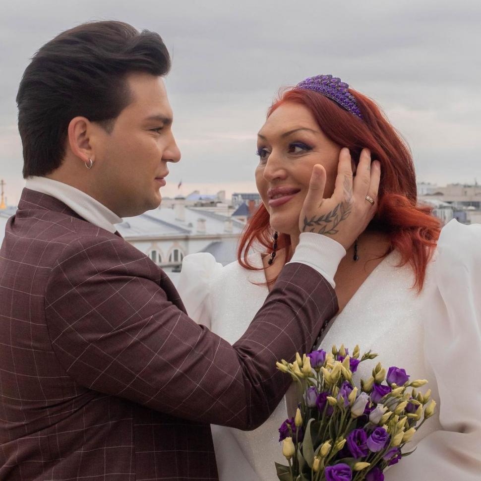 O femeie s-a căsătorit cu fiul ei adoptiv, cu 31 de ani mai tânăr decât ea 866040