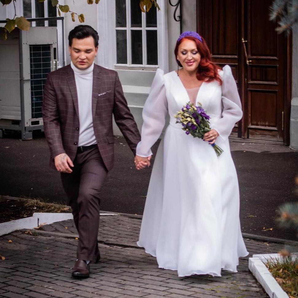 O femeie s-a căsătorit cu fiul ei adoptiv, cu 31 de ani mai tânăr decât ea 866041