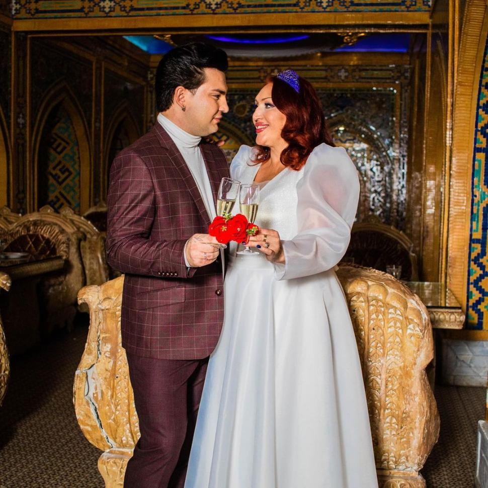 O femeie s-a căsătorit cu fiul ei adoptiv, cu 31 de ani mai tânăr decât ea 866042