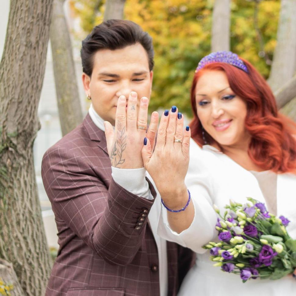 O femeie s-a căsătorit cu fiul ei adoptiv, cu 31 de ani mai tânăr decât ea 866043