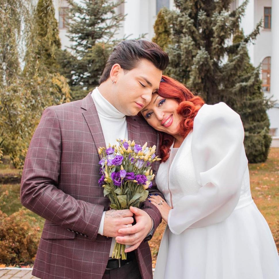 O femeie s-a căsătorit cu fiul ei adoptiv, cu 31 de ani mai tânăr decât ea 866044