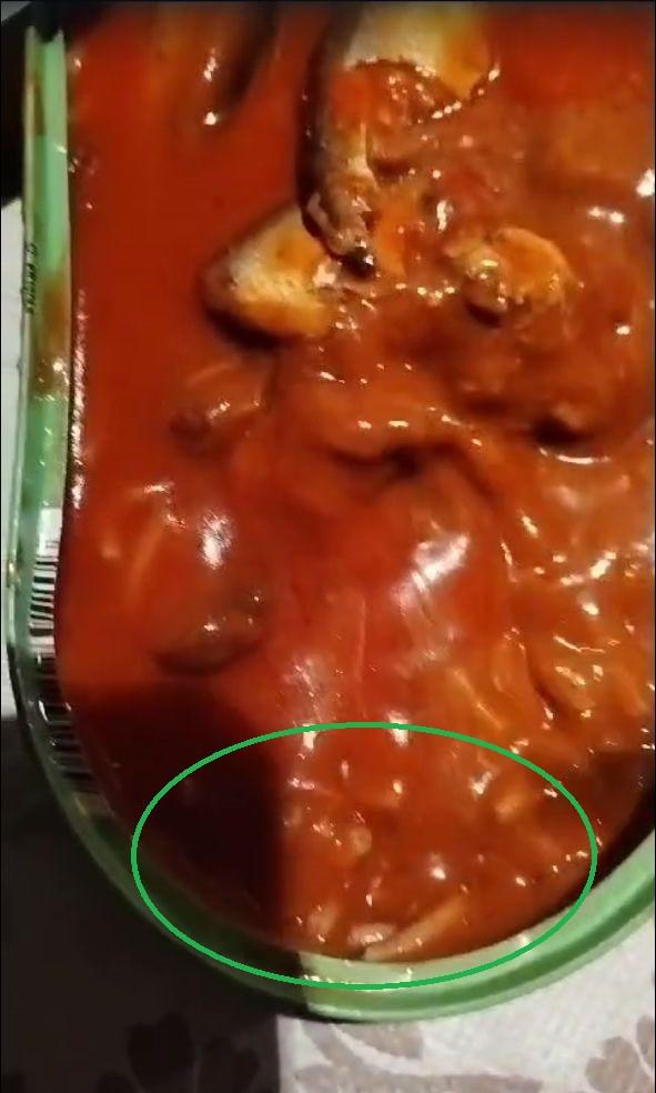 "Uitaţi ce mănâncă oamenii! Ruşine să le fie!" | O familie din Mehedinţi, dezgustată de ce a găsit în conserva de peşte cumpărată de la magazin 866058