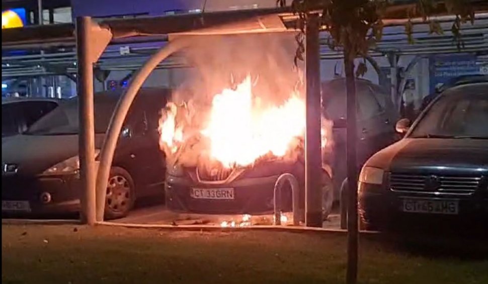 Doi tineri au mers cu copilul la cumpărături, într-un magazin din Constanţa, iar când au ieşit şi-au găsit maşina în flăcări
