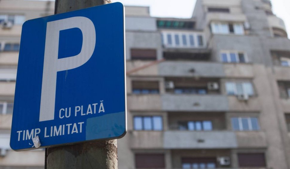 Amenzi uriaşe pentru șoferii români care parchează maşina pe anumite locuri necorespunzătoare. Klaus Iohannis a promulgat legea