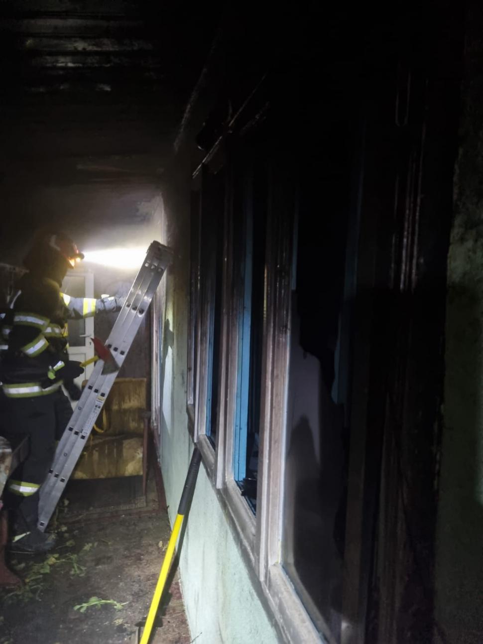 Un bărbat din Vaslui şi-a dat foc la casă, după o ceartă cu soţia 866247