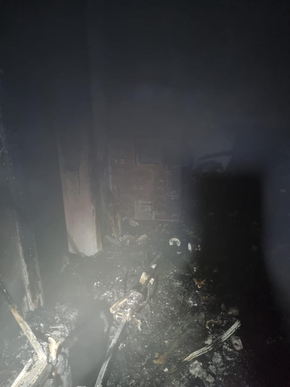 Un bărbat din Vaslui şi-a dat foc la casă, după o ceartă cu soţia 866248