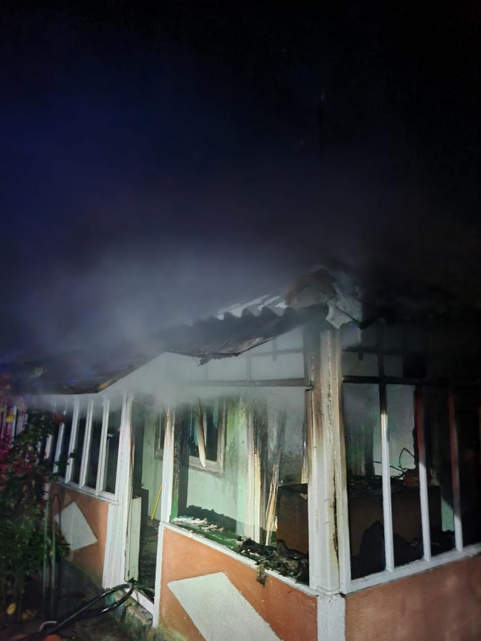 Un bărbat din Vaslui şi-a dat foc la casă, după o ceartă cu soţia 866249