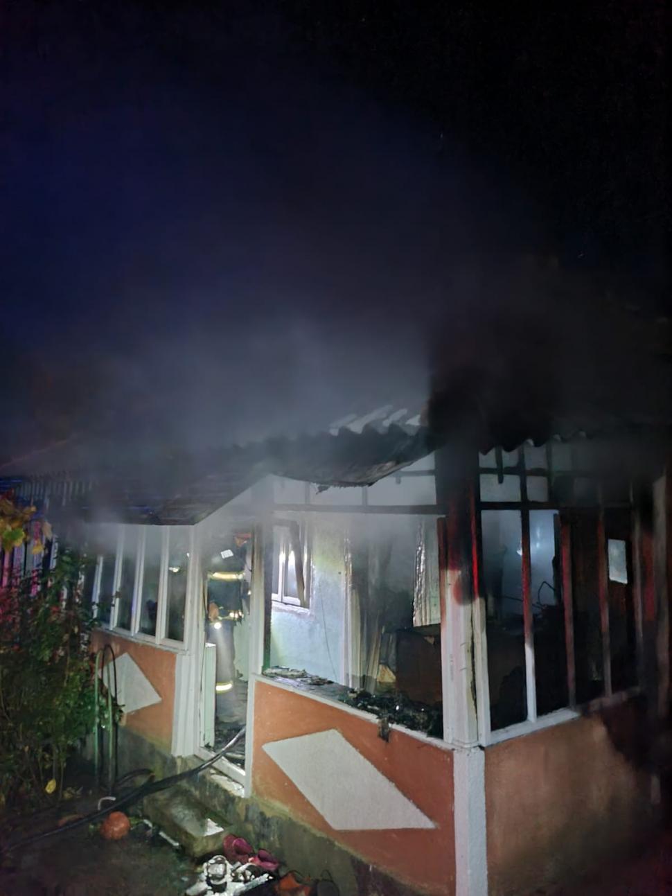 Un bărbat din Vaslui şi-a dat foc la casă, după o ceartă cu soţia 866250