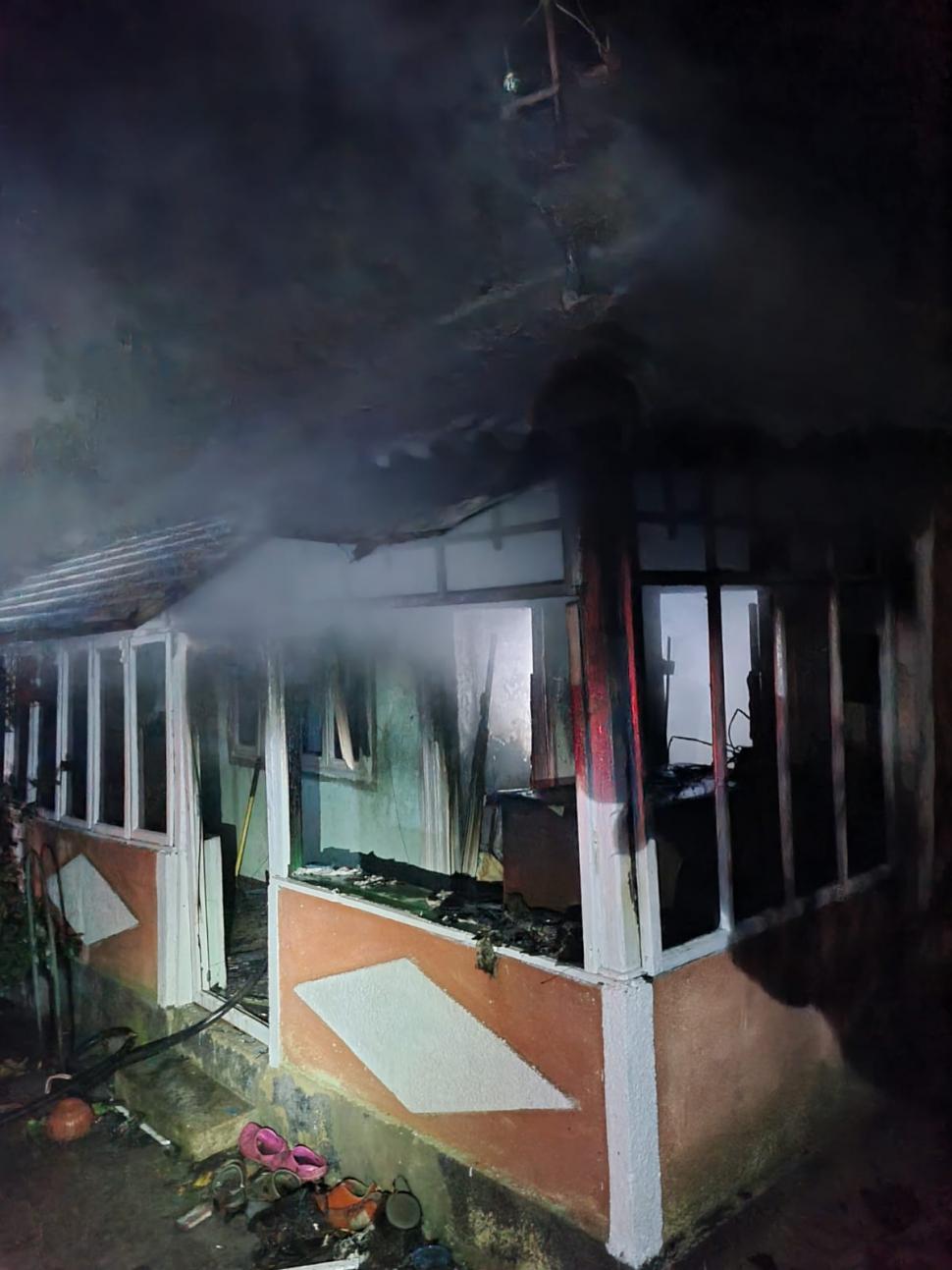 Un bărbat din Vaslui şi-a dat foc la casă, după o ceartă cu soţia 866251