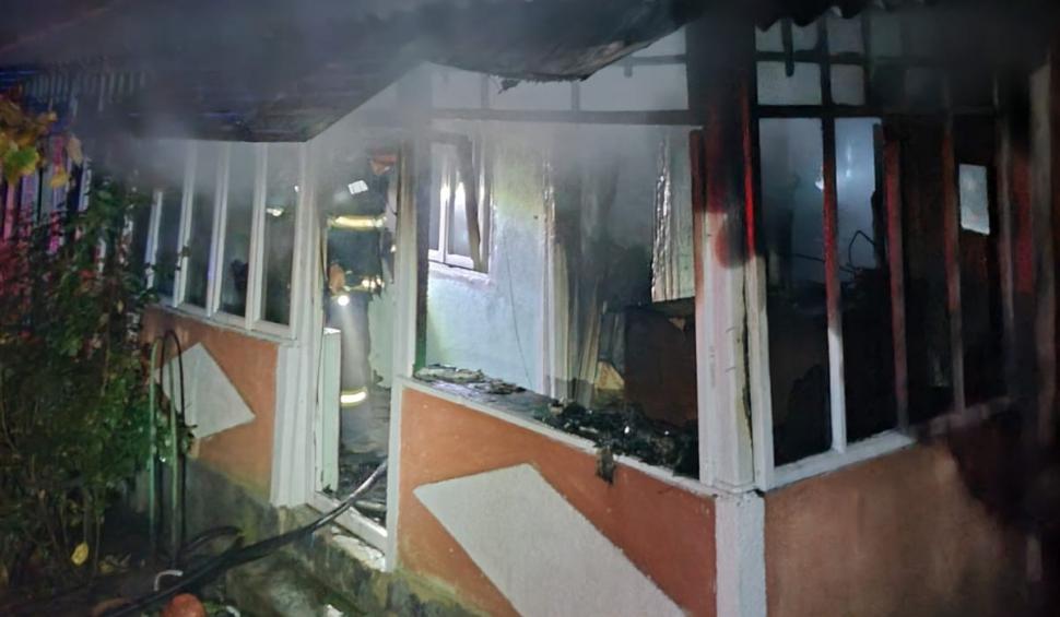 Un bărbat din Vaslui şi-a dat foc la casă, după o ceartă cu soţia 866252