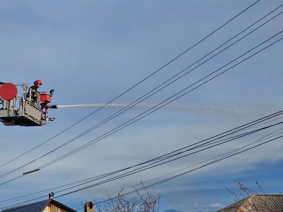 Un copil de șase ani din Bistrița-Năsăud s-a jucat cu o brichetă și a dat foc la casă. Incendiul a fost urmat de o explozie 866298