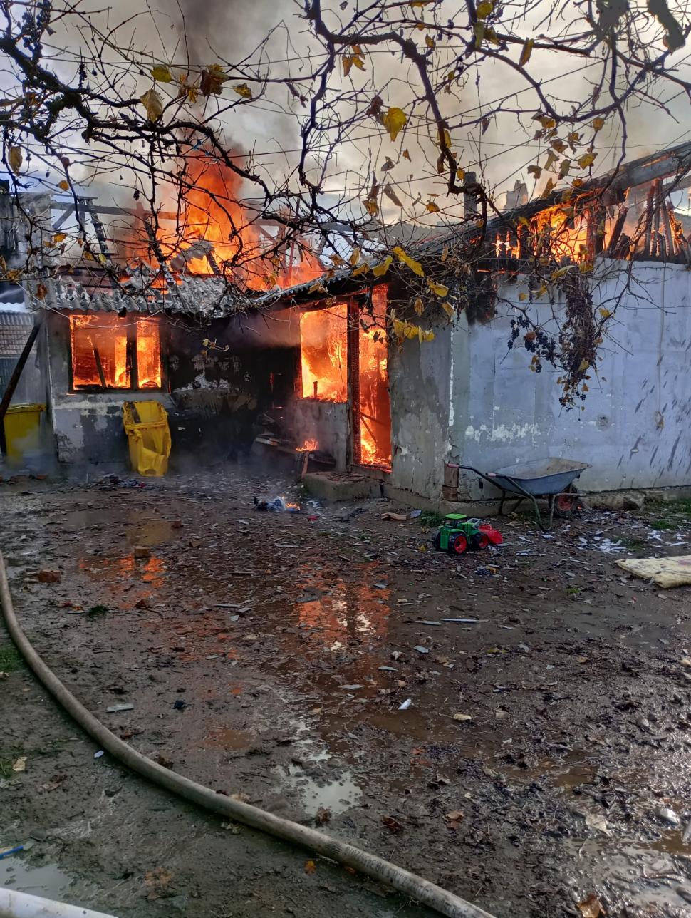 Un copil de șase ani din Bistrița-Năsăud s-a jucat cu o brichetă și a dat foc la casă. Incendiul a fost urmat de o explozie 866299