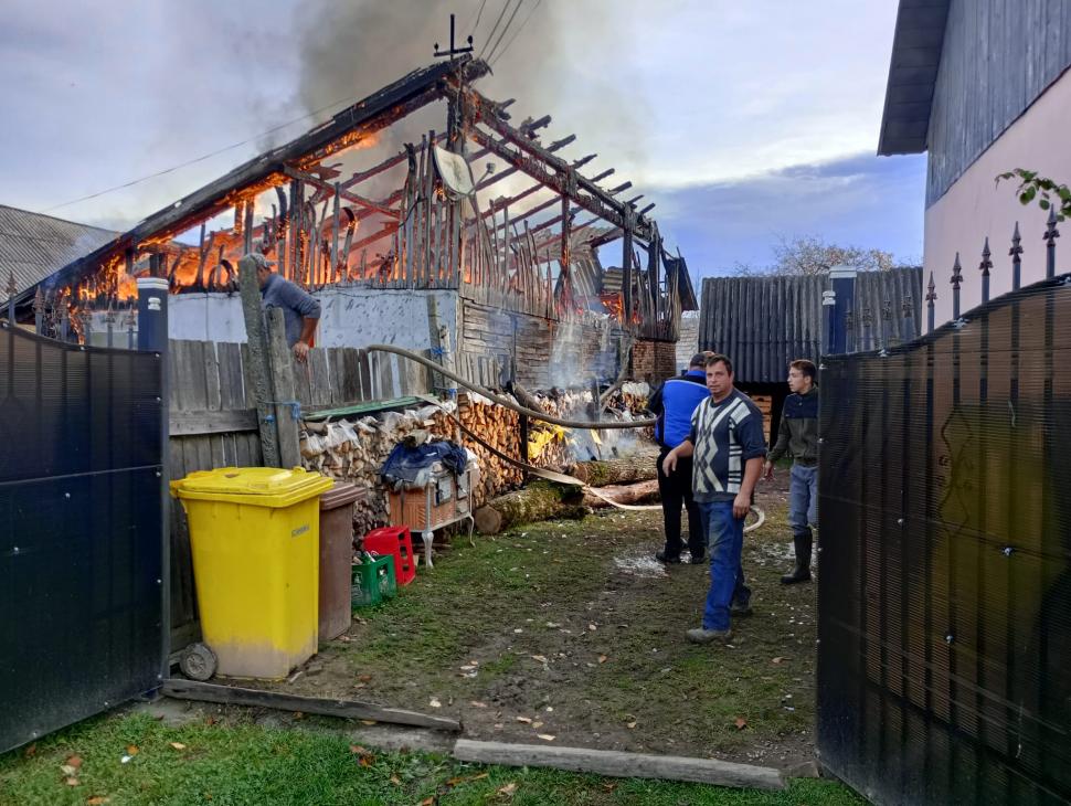 Un copil de șase ani din Bistrița-Năsăud s-a jucat cu o brichetă și a dat foc la casă. Incendiul a fost urmat de o explozie 866300