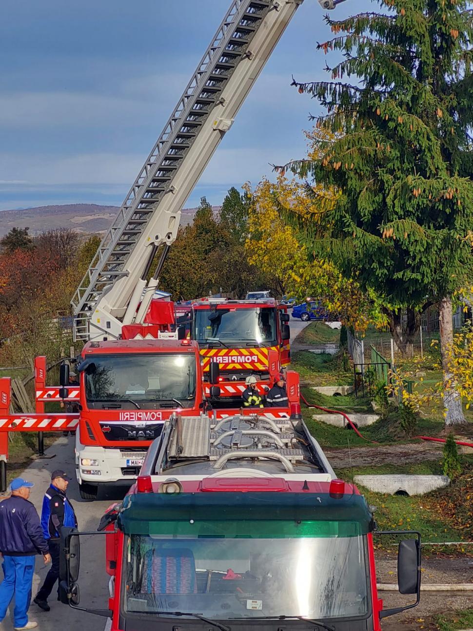 Un copil de șase ani din Bistrița-Năsăud s-a jucat cu o brichetă și a dat foc la casă. Incendiul a fost urmat de o explozie 866302