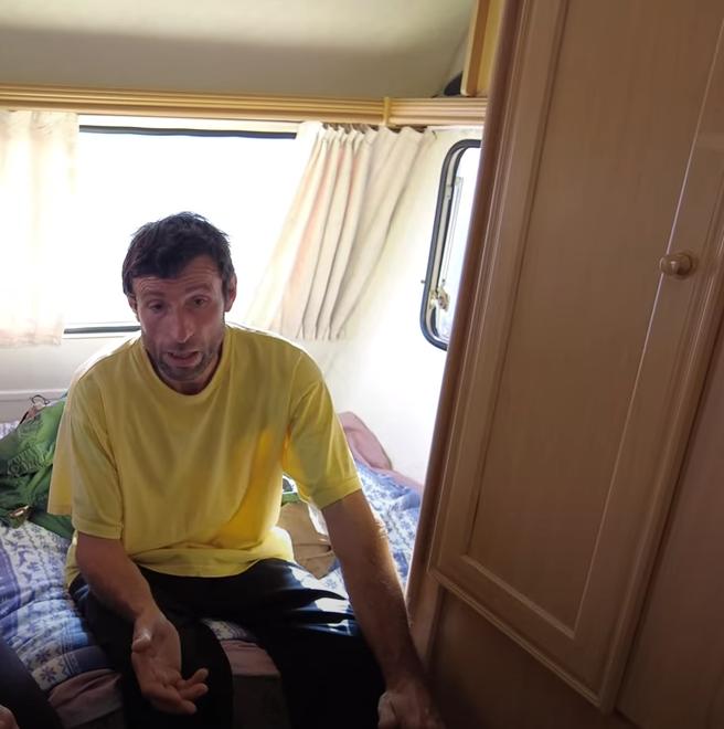 "Îmi vine să plâng". Momentul în care un bărbat care trăieşte de 11 ani sub cerul liber, la marginea unei păduri din Gorj, primeşte o rulotă în dar 866459