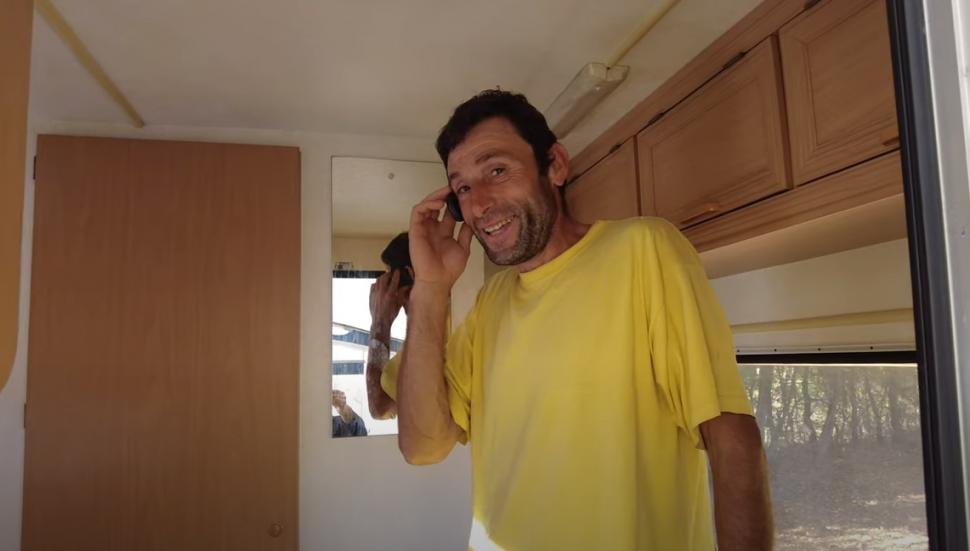"Îmi vine să plâng". Momentul în care un bărbat care trăieşte de 11 ani sub cerul liber, la marginea unei păduri din Gorj, primeşte o rulotă în dar 866460