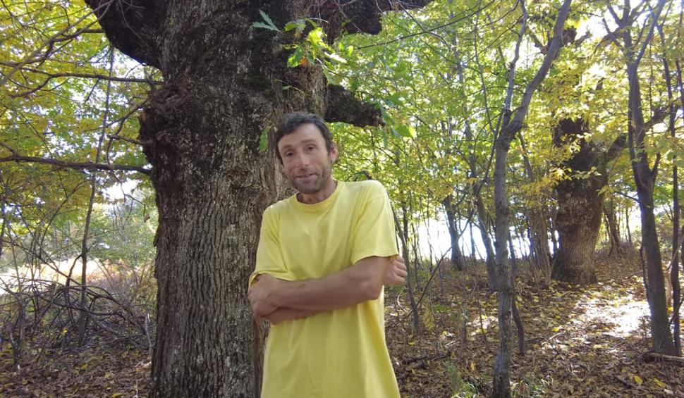 "Îmi vine să plâng". Momentul în care un bărbat care trăieşte de 11 ani sub cerul liber, la marginea unei păduri din Gorj, primeşte o rulotă în dar 866461