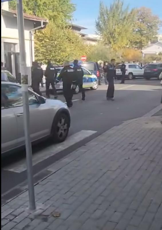 Bătaie cu săbii şi cuţite într-o cofetărie din Târgu-Jiu. Au intervenit mascaţii 866427