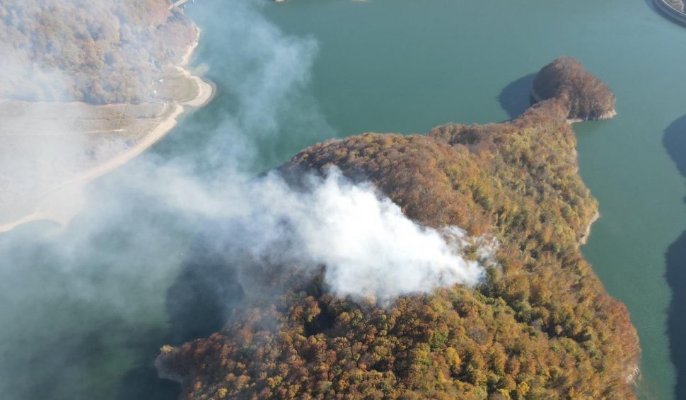 Incendiu puternic pe Valea Doftanei, în Prahova! Ard 12.000 de mp de pădure, lângă Barajul Paltinu