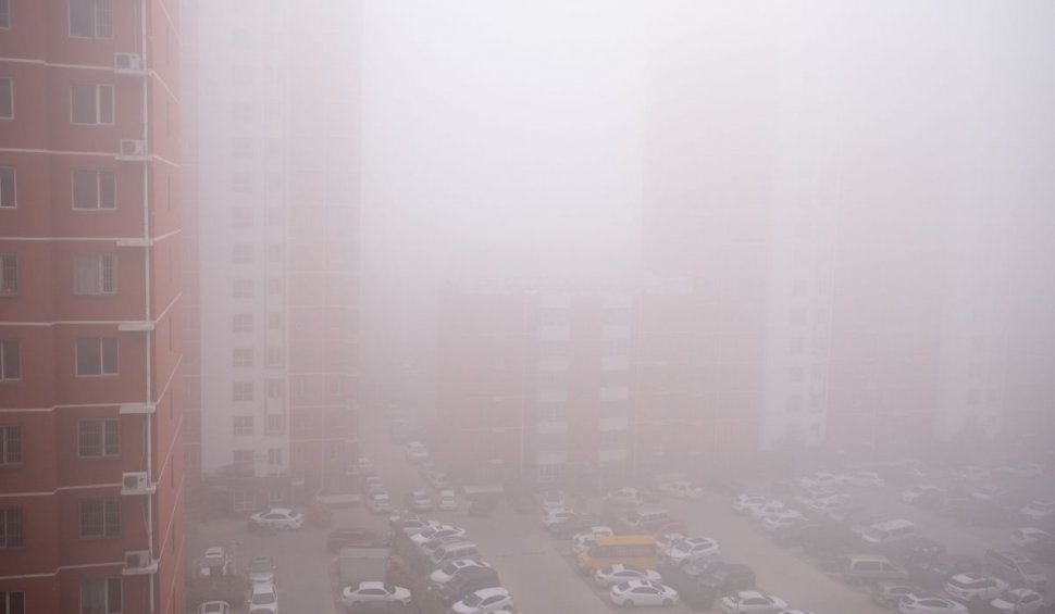Poluarea e atât de severă în nordul Chinei încât zborurile au fost anulate, iar unele autostrăzi sunt închise