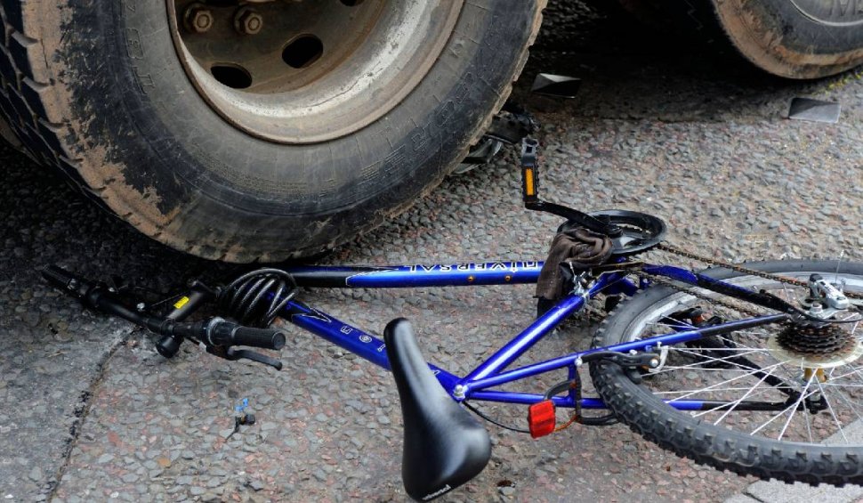 Un bărbat care mergea pe lângă o bicicletă a fost lovit mortal de șoferul unei cisterne, care tocmai pleca de pe loc, în Teleorman