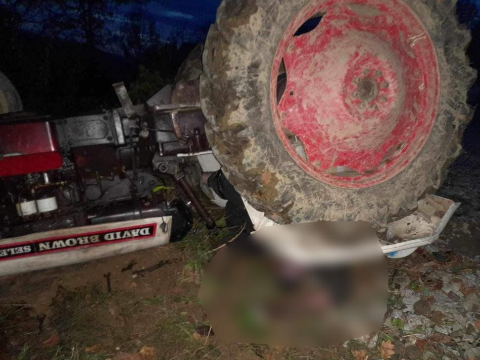 Moarte cumplită pentru un bărbat din Maramureș. A fost strivit de tractorul cu care transporta lemne 866635
