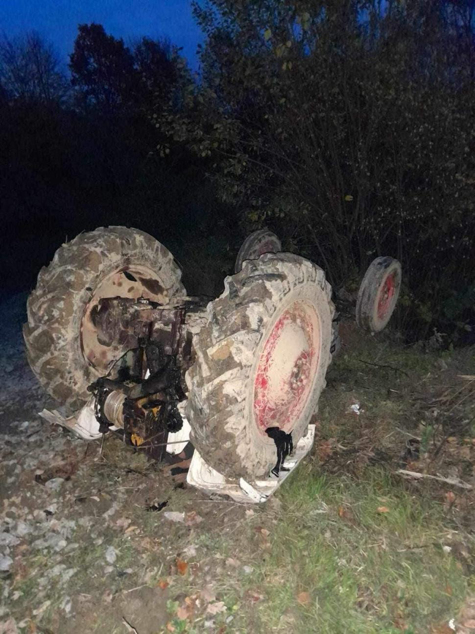 Moarte cumplită pentru un bărbat din Maramureș. A fost strivit de tractorul cu care transporta lemne 866636