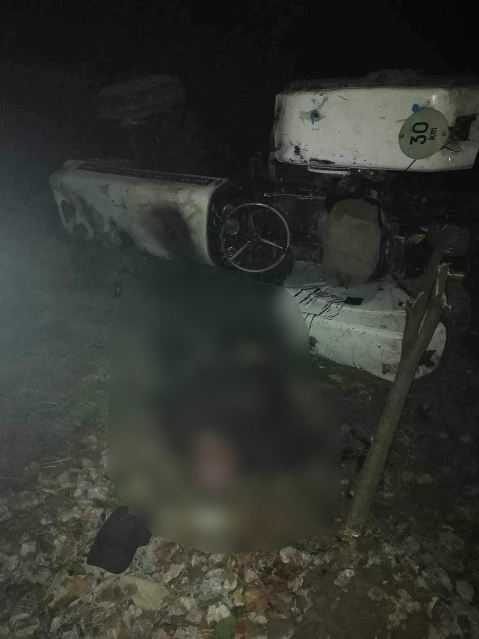 Moarte cumplită pentru un bărbat din Maramureș. A fost strivit de tractorul cu care transporta lemne 866637