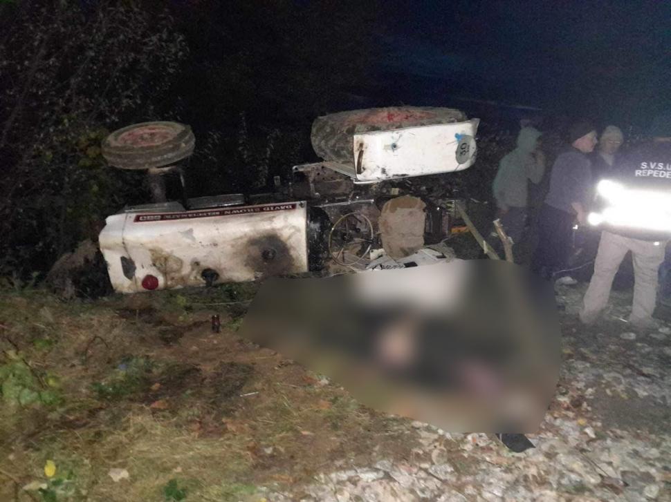 Moarte cumplită pentru un bărbat din Maramureș. A fost strivit de tractorul cu care transporta lemne 866639