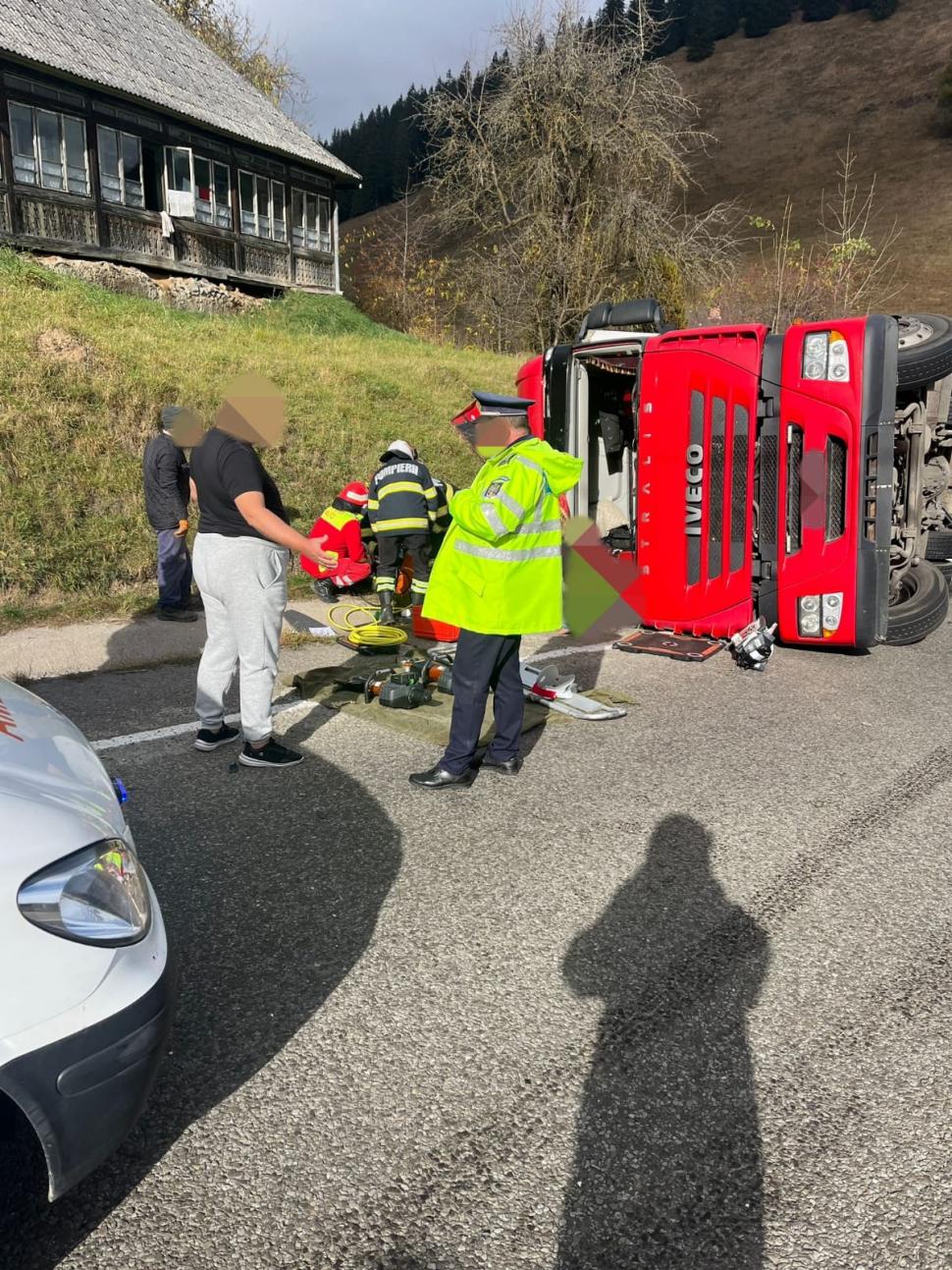 Un TIR încărcat cu struguri s-a răsturnat zona Pasului Mestecăniș, Suceava. O persoană rănită | Traficul se desfășoară pe un singur sens 866708