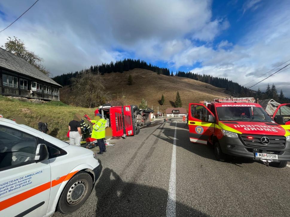 Un TIR încărcat cu struguri s-a răsturnat zona Pasului Mestecăniș, Suceava. O persoană rănită | Traficul se desfășoară pe un singur sens 866709