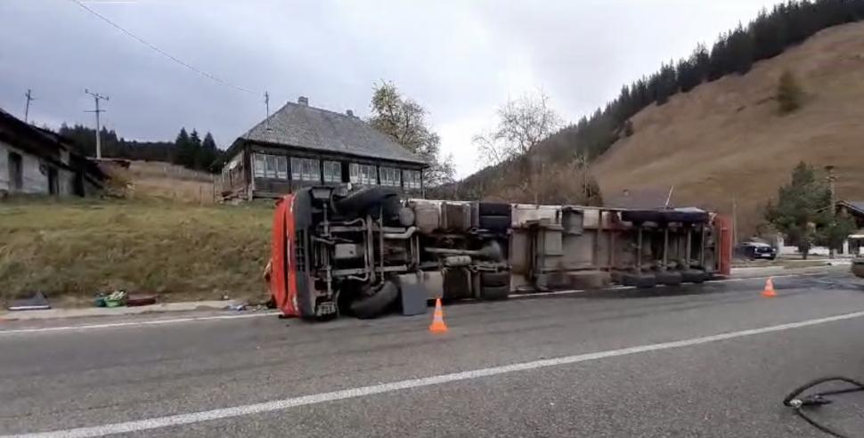 Un TIR încărcat cu struguri s-a răsturnat zona Pasului Mestecăniș, Suceava. O persoană rănită | Traficul se desfășoară pe un singur sens 866710