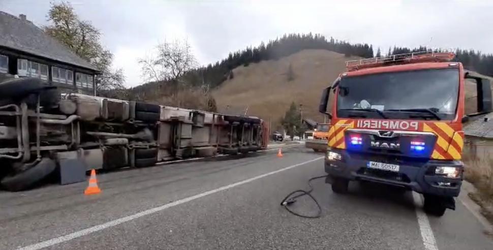 Un TIR încărcat cu struguri s-a răsturnat zona Pasului Mestecăniș, Suceava. O persoană rănită | Traficul se desfășoară pe un singur sens 866711