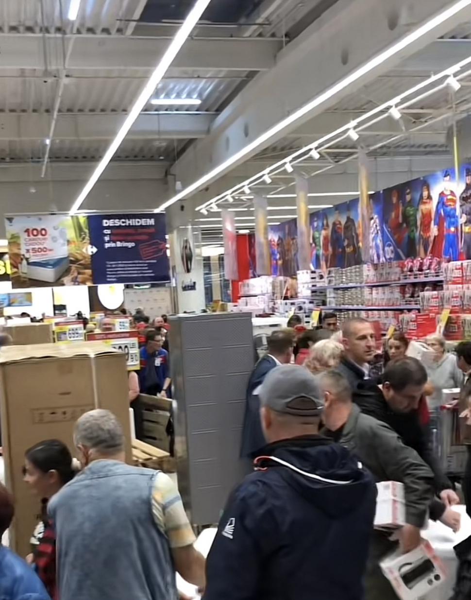 Bătaie pe frigidere și mașini de spălat, la Arad. Mai mulți oameni s-au călcat în picioare ca să prindă reducerile 866921