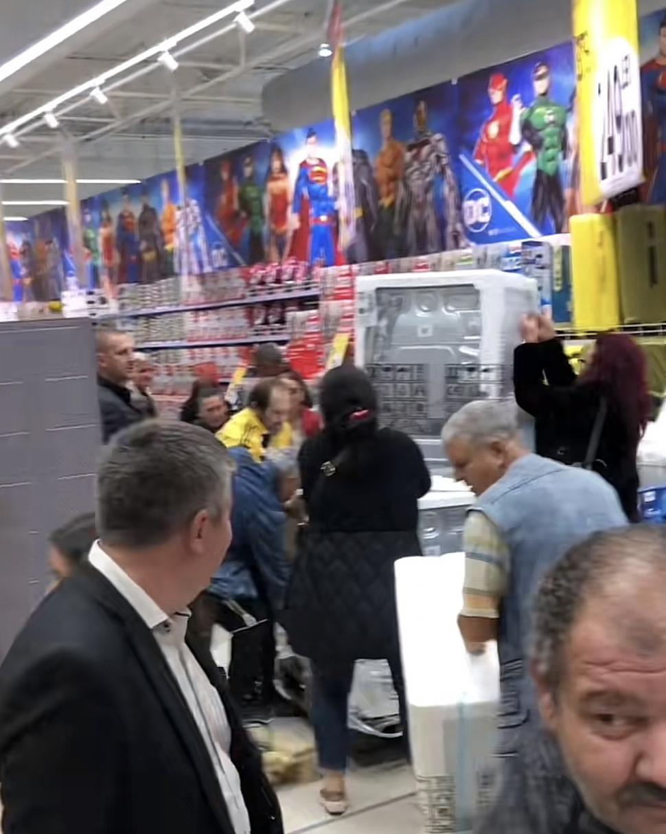 Bătaie pe frigidere și mașini de spălat, la Arad. Mai mulți oameni s-au călcat în picioare ca să prindă reducerile 866922