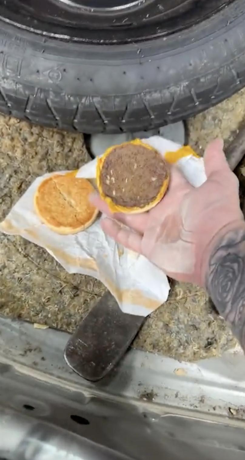 Cum arată un cheeseburger vechi de trei ani, găsit de un bărbat în mașină: "Am fost șocat când am văzut" 866937