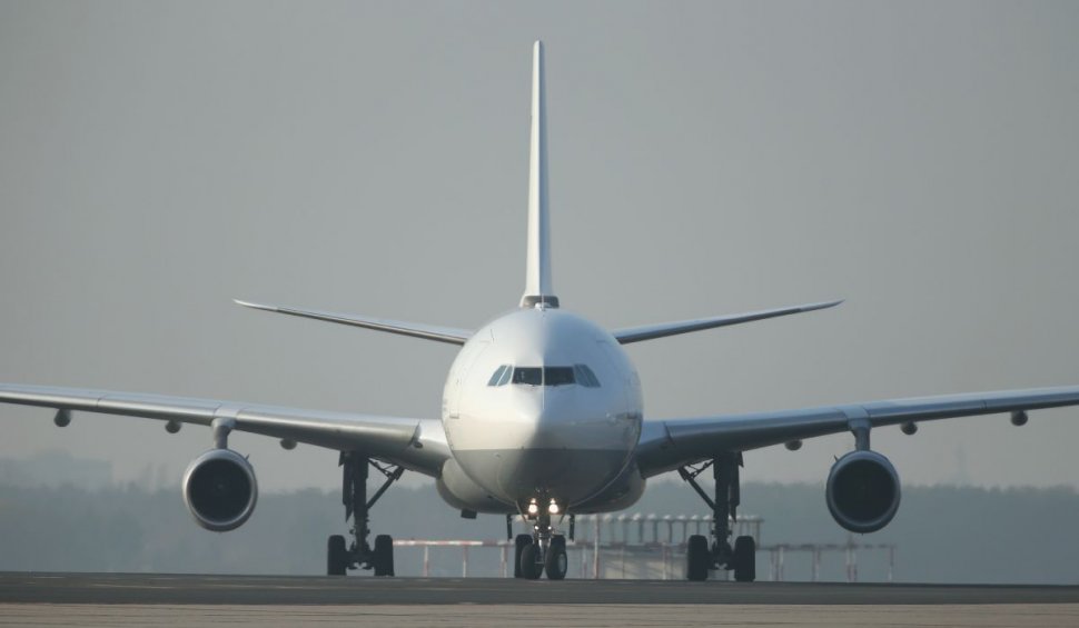 O femeie s-a pus în fața avionului ca să-l oprească, pentru că a întârziat la îmbarcare: ”Stătea sub roata din față. Nimeni nu a oprit-o”
