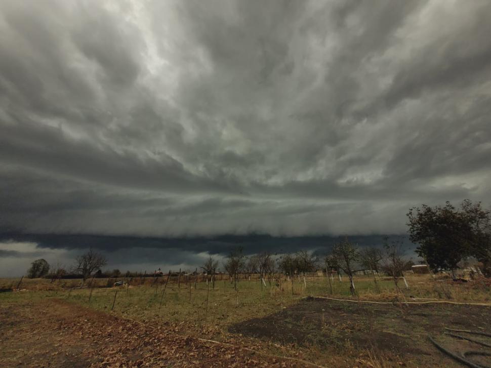 Fenomen inedit pe cerul României, surprins la Arad. S-a făcut întuneric în plină zi 867188